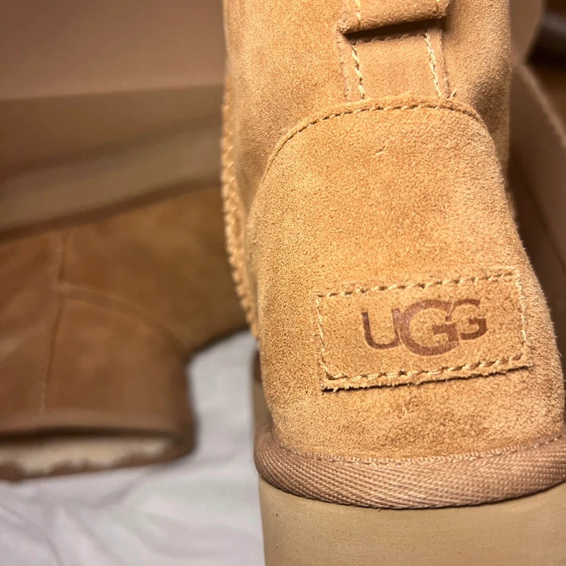 UGG Classic Mini Platform i färgen chestnut - 90