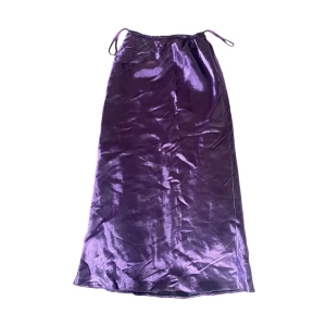 Lila långkjol - Säljer denna superfina långkjol i lila sidenliknande tyg💜 Den saknar lapp men skulle säga att den passar XS/S, kan återkomma med mått🫶🏻 Skriv privat vid intresse eller om ni undrar något annat! Det går även bra att använda köp-nu😊💓