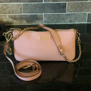 DKNY väska  - DKNY väska 990kr