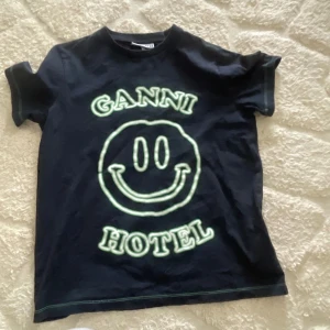 Ganni tshirt - Jättecool äkta ganni tshirt som tyvvär inte kommer till användning!❣️Nypris:1295kr