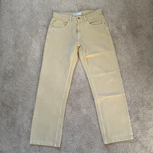 Straight jeans - Ett par beiga jeans från Bershka, storlek 40 (31 waist). Aldrig använda. Pris: 150 kr.