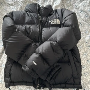 The north face jacka  - Jag säljer nu min the North race jacka i storlek S women på grund av jag kommer inte använder den längre. Ingen skada använd i 2 månader. Ser ut som helt ny.Priset kan diskuteras vid snabbt affär!💗