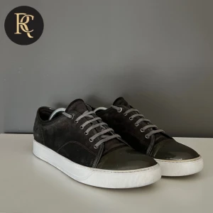 Lanvin Skor - Säljer dessa super fräscha Lanvins i storlek 44 men passar i storlek 45. Färgen är olivgröna. Använda ett fåtal gånger och sulorna är uppfräschade med vit färg och skorna är tvättade. Nypris ligger på runt 4500kr. Mitt pris är 1999kr. Hör av er!🤝