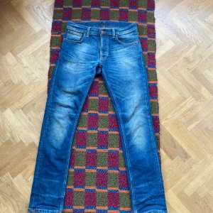 Nudie jeans - Tja! Säljer ett par riktigt feta nudie jeans, model Tilted Tor. Riktigt soft tvätt. Slim passform. Storleken är 30W/32L. Jeansen är nästintill oanvända, skick 4.5/5. Ny pris 1400kr. Skriv om ni vill ha mer info!⭐️