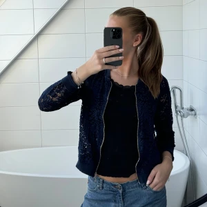 Spetsjacka - Säljer denna jacka i spets, passar perfekt som antingen jacka eller cardigan nu till både höst och sommar❤️ i denna snygga marinblåa spets! Det finns en defekt på ärmmudden där sömmen gått upp