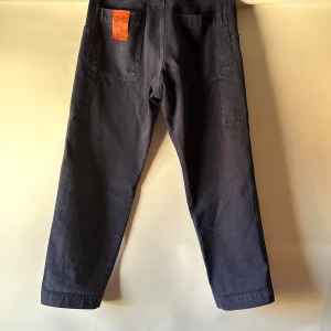 Diesel Jeans - Diesel Jeans, mörkblå och loose fit. Väldigt hög kvalitet, passar till arbete och vardag. sitter som ett par loose fit 32/32. Skick 9/10. Nypris 2800kr