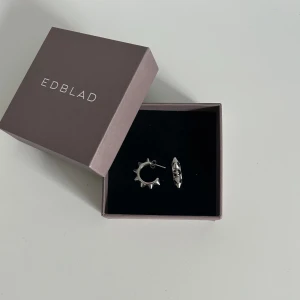 Edblad örhängen  - Edblad Peak Creoles S Steel örhängen. Nyskick. Säljer på grund av att de inte har kommit till användning.