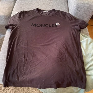 Moncler T-shirt XXL men passar L/XL - Svart Moncler T-shirt köpt i NK för 4 år sedan, inte använd så ofta och är i bra skick. Säljer pga att den är för liten och använder ej längre.