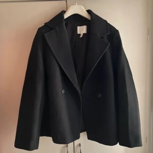 Svart kappa - Svart kort kappa från HM😍😝