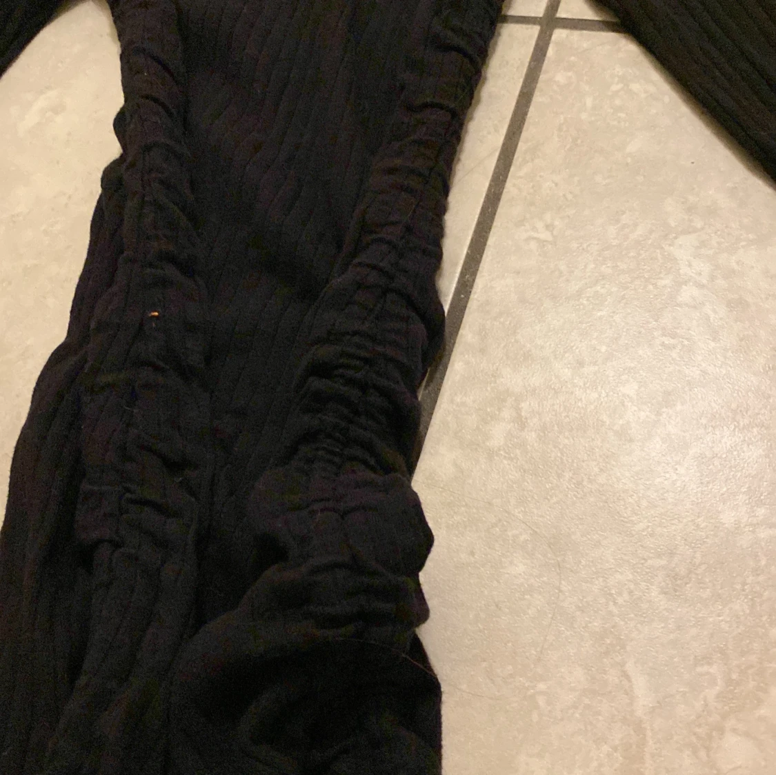 Svart ribbad klänning - 91