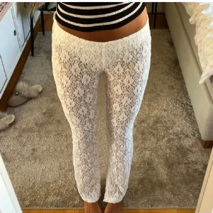vita spetsbyxor - jag säljer nu dessa jättefina spetsbyxorna från zara i storlek M ☺️dem är oanvända och är som nya! inte mina bilder så skriv vid funderingar 😊