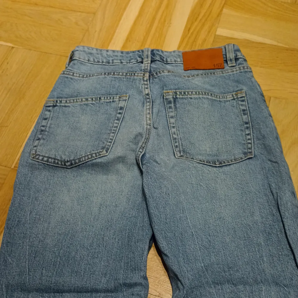 Jeans från lager 157 i stl xs. Nästan aldrig använd och inga defekter. I en typ mom jeans modell. 70 kr med frakt. Jeans & Byxor.