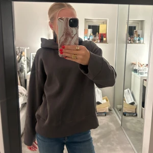 ZARA Hoodie - Säljer min skitsnygga mörkgråa hoodie ifrån ZARA. Jättebra skick! Storlek: S Säljes för endast 150kr.  🩵🩵🩵🩵🩵🩵🩵🩵