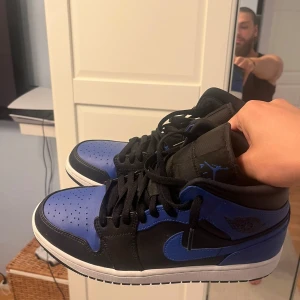 Air Jordan 1 mid  - 10/10 skick. Air Jordan 1 royal blue köpta på zalando med kvitto. Blåa och svarta. Knappt använda och ocreasde. Sälj pågrund av ingen användning. 