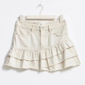 jeanskjol - Säljer nu den här jättefina kjolen från gina tricot som är super poppis o eftertraktad💕 Helt slutsåld på hemsidan, pris kan diskuteras!!