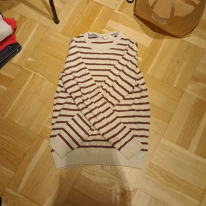 Tjocktröja - Tröja fårn hm köpt secondhand, stl L för men. Använd men fortfarande bra kvallitet. 70 kr med frakt