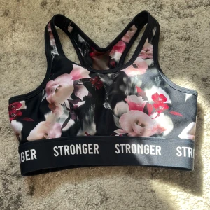 Sporttopp - stronger  - Stronger sporttopp, blommor, superskön & superfin. 