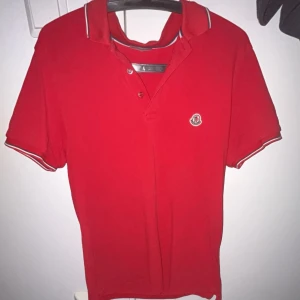 Moncler piké - En skön piké från märket moncler. Skick är 7/10 den har ett litet hål som knappt syns. Nypris på denna är 3600. Säljs ändast för 600kr men pris kan diskuteras. Om ni har några frågor eller funderingar är det bara att höra av sig