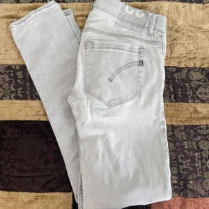 Dondup George - Ett par dondup george med tvär feta slitningar. Storlek ”32” men skulle säga att den är w29-30 L30-32. nypris 3300kr mitt pris 859kr. Vill rensa garderoben så först till kvarn får dem. Hör av dig vid minsta lilla fråga!