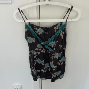 Så söt topp - Blommigt spetslinne, vintage från h&m