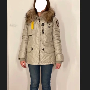 Äkta parajumper  - Äkta parajumper Dam i beige!😍 ordinarie pris var 8000 och säljer denna för 2500 i stl M