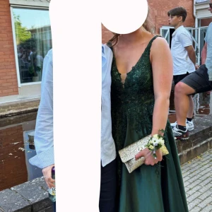 Balklänning  - Jag säljer min balklänning från JJ’s house, storlek 36 Endast använd en gång, ny skick och Inga defekter Jag är 162cm och hade 7cm klackar & klänningen satt jättebra!