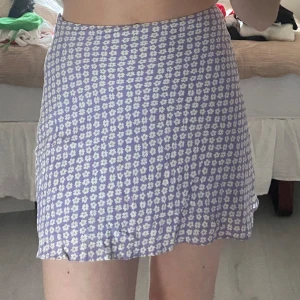 Kjol - Blommig kjol från hm i storlek 34 