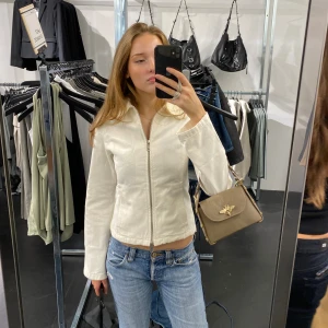 Vit jeansjacka  - Ny med prislappar nypris 600kr 