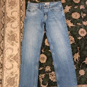 Säljer min ett par gamla jeans från tiger of Sweden som jag inte använder längre riktigt fint. Storlek 28/32 men skulle säga att den passar 26/30. Prisen kan diskuteras.