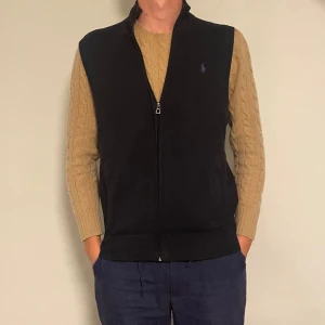 Polo Ralph lauern väst  - Hej! Säljer nu denna super eftertraktade polo Ralph lauern väst. Superfint skick! Modellen är 185 och väger 70kg