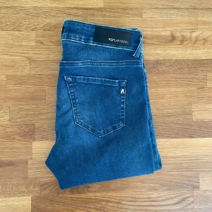 Blå jeans från Replay -  Ett par snygga blå jeans från Replay i modellen Faaby. De har en slim fit passform. Jeansen har inga märken på användning. Och pris går att diskuteras via en snabb affär. Ny pris 1000kr