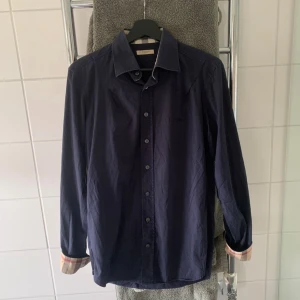 Burrburry skjorta - Fett burrburry skjorta i fint skick förutom en blekning ( bild 3) syns dock inte vid användning 