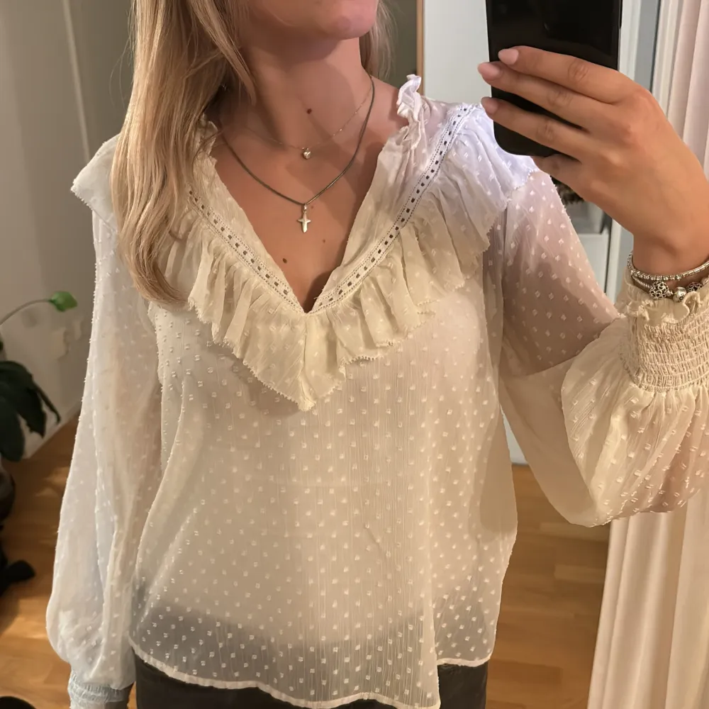 Trendig vit blus från Zara i genomskinligt material. Storlek S. Mycket bra skick. Hör av er vid frågor, bilder, pris osv🌺. Blusar.