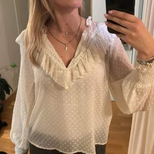 Trendig vit blus från Zara i genomskinligt material. Storlek S. Mycket bra skick. Hör av er vid frågor, bilder, pris osv🌺