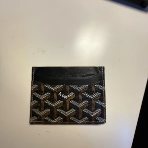 Goyard Korthållare - Tjena! Säljer nu denna Goyard Korthållare, skicket är 9/10 och jag säljer den för endast 599kr. Hör av er vid frågor!