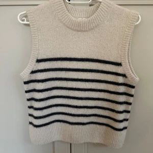 ARKET stickad väst - Stickad randig väst från Arket. Superskön kvalité och använt 2 ggr så i bra skick.  Storlek XS, normal i storlek. Sitter kroppsnära på mig som är S/M.