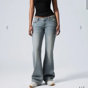 Weekday jeans Nova - Säljer dessa snygga jeans från weekday i  modellen Nova Low slim bootcut jeans i färgen trove blå, endast använda en gång 