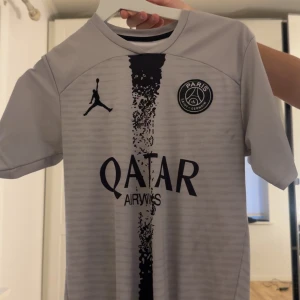 Psg tishirt  - Grå psg tishirt strl 164