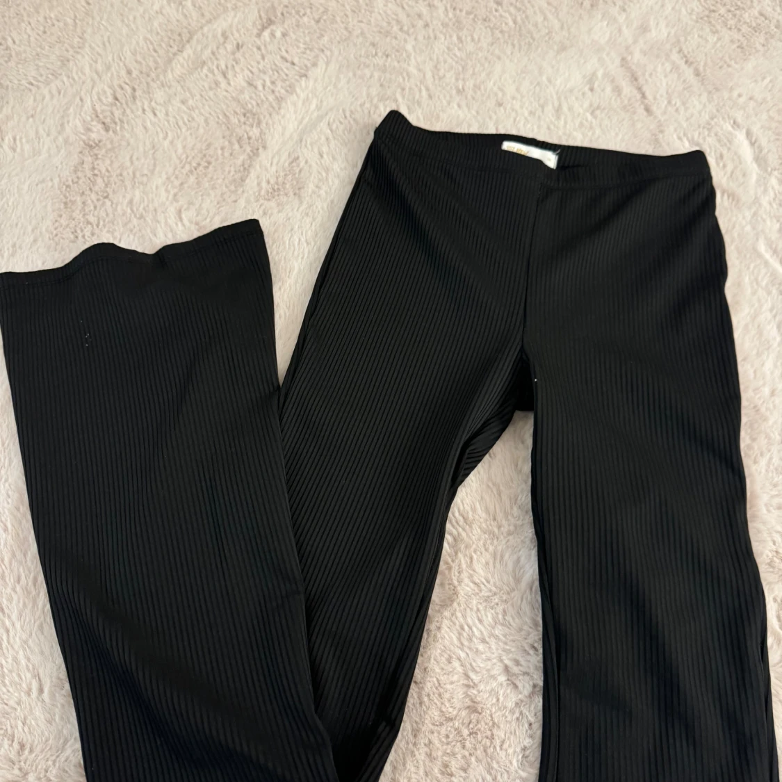 Svarta utsvängda byxor 