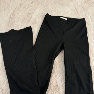 Svarta utsvängda byxor  - Säljer nu dessa svarta utsvängda och ribbade byxorna. Väldigt sköna och använda max 2 gånger. 