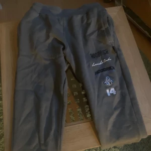 Hoodrich - Hoodrich byxor (small) dom har ett hål som är ihop sytt som man knappt ser