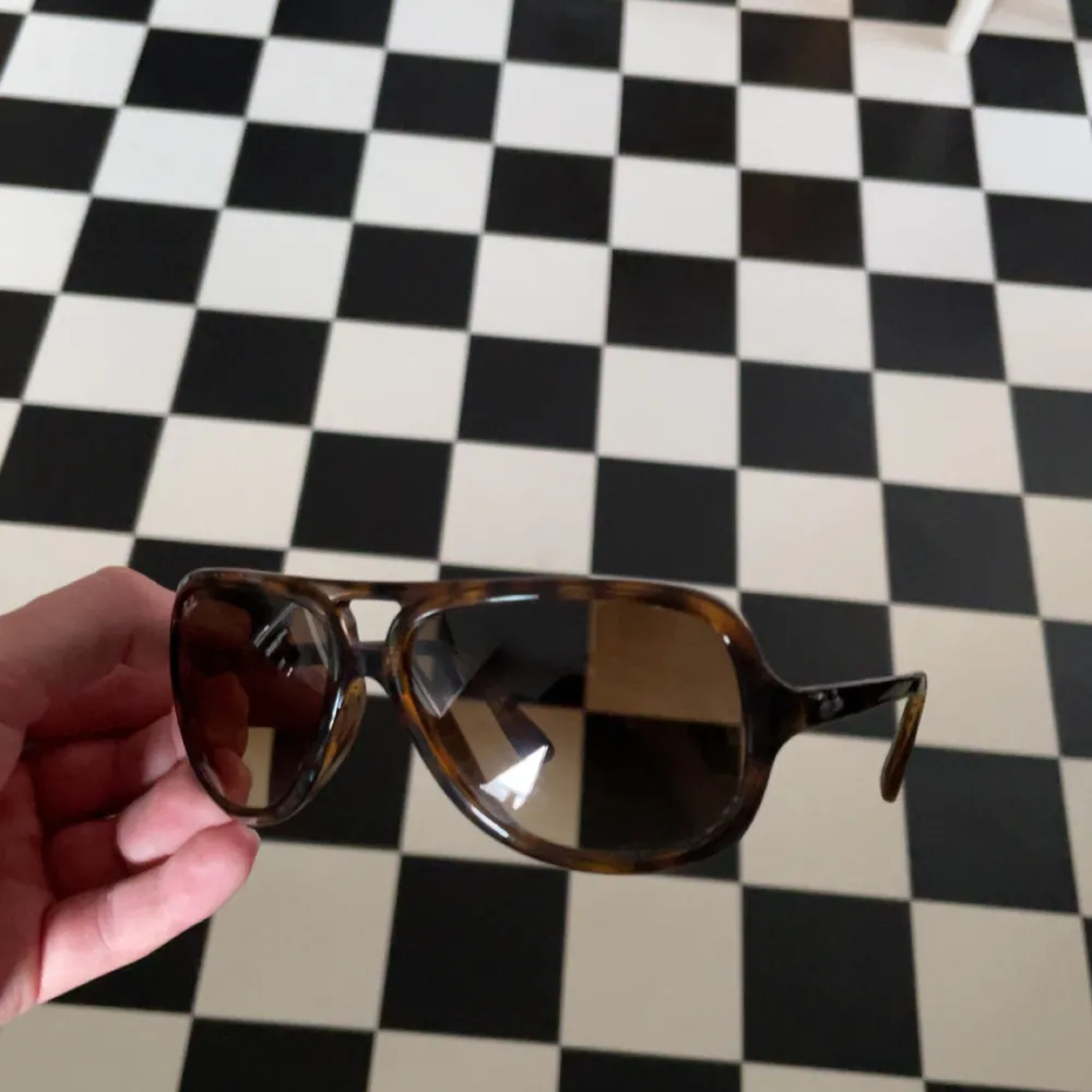 Säljer mina Ray Bans för det ej kommer till användning. Det finns små tecken på användning, därför mitt pris sitter på 700kr✅Hör av dig vid minsta fundering✅. Asusteet.
