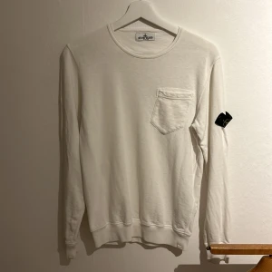Stone island tröja - Snygg tröja från stone island säljer då den inte kommer till användning längre använd fåtal ggr och har inte skador. Köpt på nk barnavdelning men passar mig som är 177cm hör av er vid frågor pris kan sänkas vid snabb affär