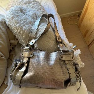 Silvrig väska - Säljer min älskade silvriga väska då jag behöver bli av med väskor. Säljer vid bra pris. Kontakta gärna innan köp. Kolla in min profil, massa nya saker, och mer kommer❤️