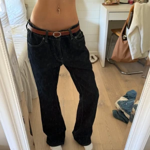 Jeans - Assnygga jeans, lite förstora för mig i midjan. För långa för mig som är 165, är man kortare kan man klippa av🫶🏼 Kontakta gärna innan köp. Kolla in min profil, massa nya saker, och mer kommer❤️