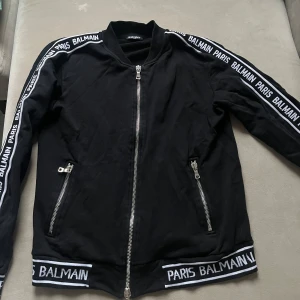 Balmain Paris Kofta  - Balmain Paris kofta som är beställd från Miinto. Den är i väldigt bra skick. Knappt använd. Storlek S 