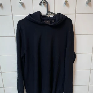 Kashmir hoodie - Fin kashmir tröja från Oscar Jacobsson i storlek m. 