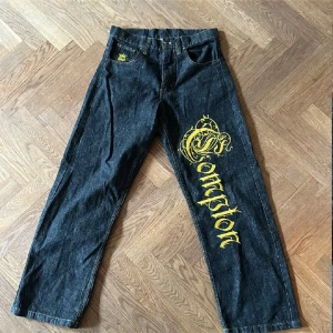 Baggie jeans - Coola baggie jeans använt typ 3 gånger! Midjemått: 41-42 Innerbenet: 79