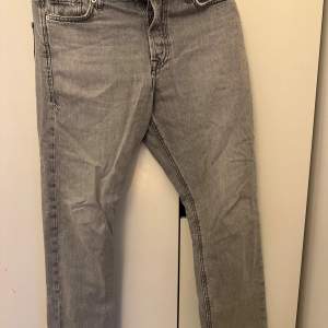 Ett par Jack and Jones jeans som använts mycket, men ändå bra skick, loose chris storlek 28 32.