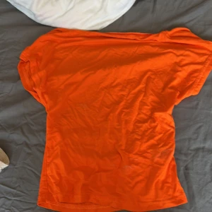 Tröja med öppen rygg  - Passar också en xs 